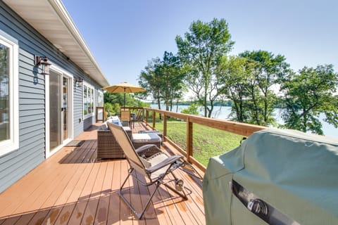 Dock + Kayaks: Alexandria Chain of Lakes Escape! House in Alexandria