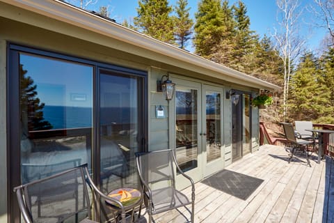 Cozy Schroeder Studio w/ Deck on Lake Superior Apartment in Minnesota