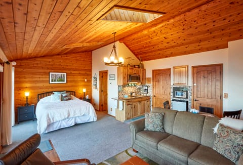 Cozy Schroeder Studio w/ Deck on Lake Superior Apartment in Minnesota