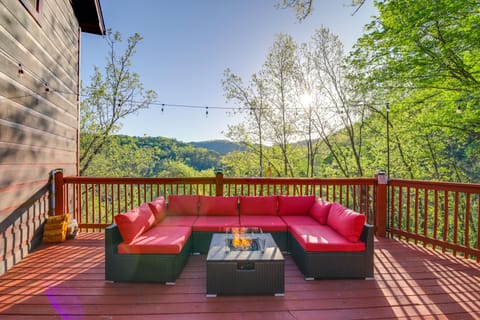Saltwater Pool & Mtn-View Deck: Pigeon Forge Cabin House in Pigeon Forge