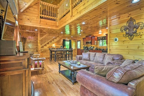 Saltwater Pool & Mtn-View Deck: Pigeon Forge Cabin House in Pigeon Forge