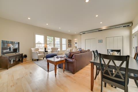 Chic Townhome on Lake Huron w/ Private Beach! Apartment in Michigan