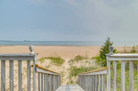 Chic Townhome on Lake Huron w/ Private Beach! Apartment in Michigan