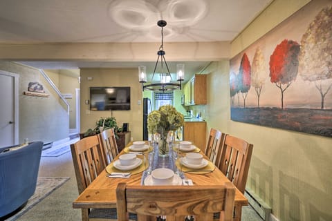 Cozy Poconos Townhome w/ Fireplace Near Jack Frost Apartment in Kidder Township