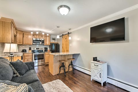 11 Mi to Denver Zoo: Lakewood Studio w/ Fire Pit! Apartment in Lakewood