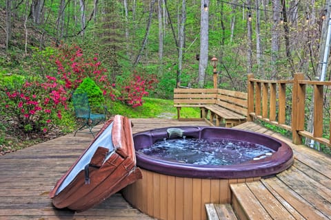 Spacious Maggie Valley Cabin w/ Hot Tub & MTN View House in Maggie Valley