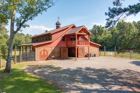 Barn-Style Georgia Vacation Rental - Pet Friendly! Apartment in Georgia