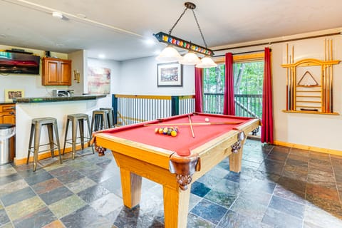 Stunning Views, Hot Tub, 3 Decks: Gatlinburg Cabin House in Gatlinburg
