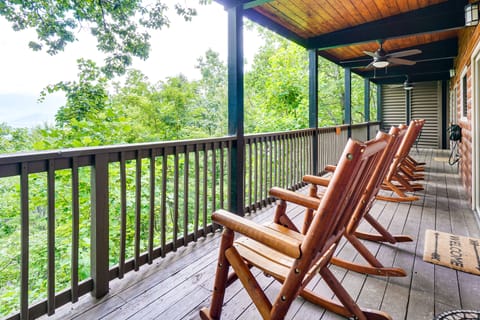 Stunning Views, Hot Tub, 3 Decks: Gatlinburg Cabin House in Gatlinburg