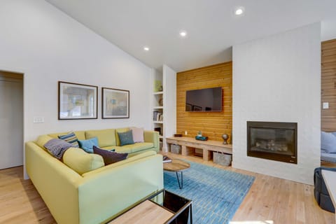 Fireplace & Deck: Modern Cabin in Grand Lake! House in Grand Lake