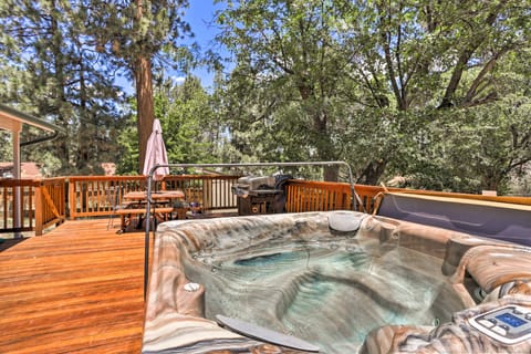 Hot Tub & Deck: Big Bear Gem Near Resorts! House in Big Bear