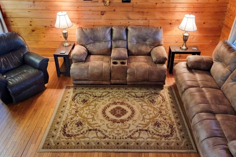 Rustic Cabin w/ Screened Deck: 8 Mi to Dollywood House in Sevierville