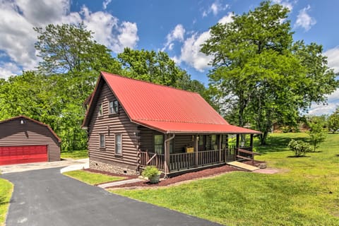 Rustic Cabin w/ Screened Deck: 8 Mi to Dollywood House in Sevierville
