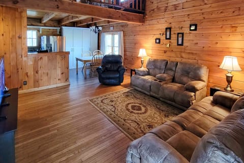 Rustic Cabin w/ Screened Deck: 8 Mi to Dollywood House in Sevierville