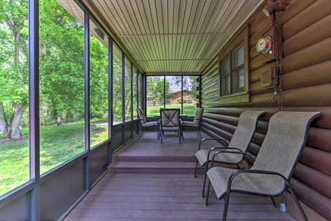 Rustic Cabin w/ Screened Deck: 8 Mi to Dollywood House in Sevierville