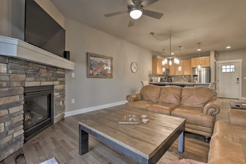 Fraser Retreat, Walk to Ski Shuttle & Main St Apartment in Fraser