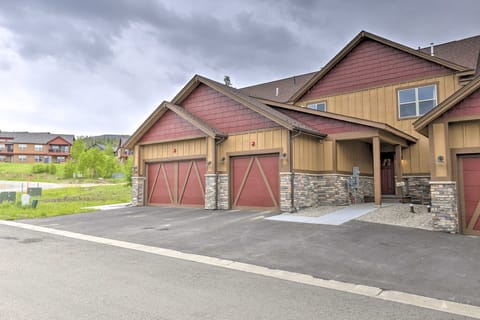 Fraser Retreat, Walk to Ski Shuttle & Main St Apartment in Fraser