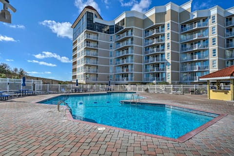 Colorful Beachfront Condo w/ Resort Amenities Apartment in North Topsail Beach