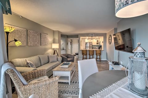 Colorful Beachfront Condo w/ Resort Amenities Apartment in North Topsail Beach