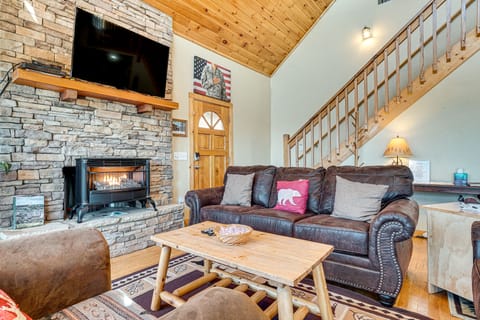 Pool, Hot Tub & Mountain Views: Cleveland Cabin House in White County