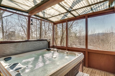 Pool, Hot Tub & Mountain Views: Cleveland Cabin House in White County