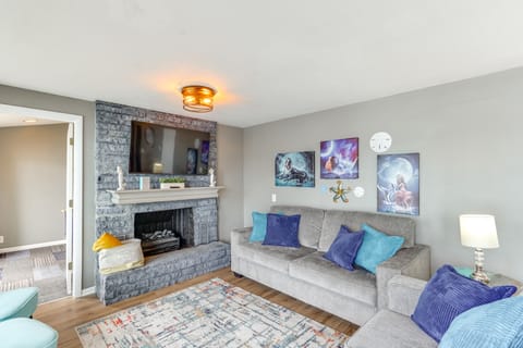 2 Decks, Lake Views! Group Escape in Osage Beach House in Osage Beach