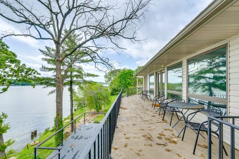 2 Decks, Lake Views! Group Escape in Osage Beach House in Osage Beach