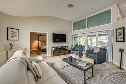 2 Mi to South Beach: Waterfront Home w/ Lanai! House in Marco Island