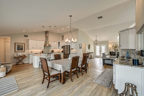 2 Mi to South Beach: Waterfront Home w/ Lanai! House in Marco Island