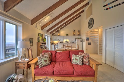 Hike, Fish & Ski: Beech Mtn Condo w/ Balcony Apartment in Beech Mountain