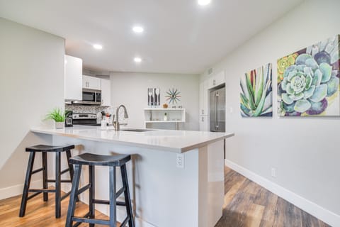 Modern Isla Del Sol Condo: Walk to St. Pete Beach! Apartment in Isla del Sol