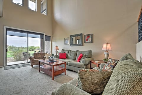 Golf Course View & Pool Access: Gold Canyon Gem Apartment in Gold Canyon