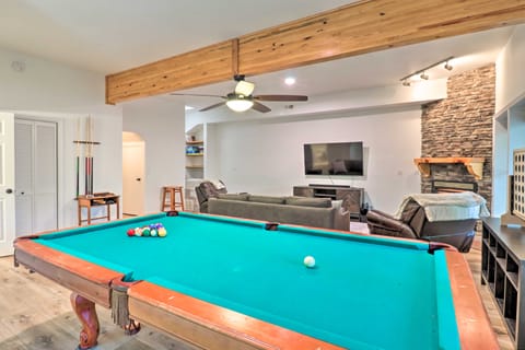 2 Mi to Sapphire Resort: Home w/ Hot Tub & Games! House in Tennessee