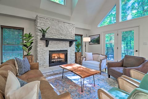 2 Mi to Sapphire Resort: Home w/ Hot Tub & Games! House in Tennessee