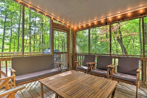 2 Mi to Sapphire Resort: Home w/ Hot Tub & Games! House in Tennessee