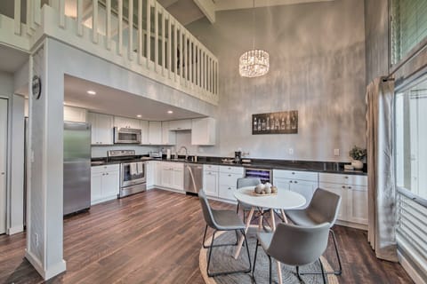 ‘Coastal Escape’ Condo w/ Pool, Near Beaches! Apartment in Princeville