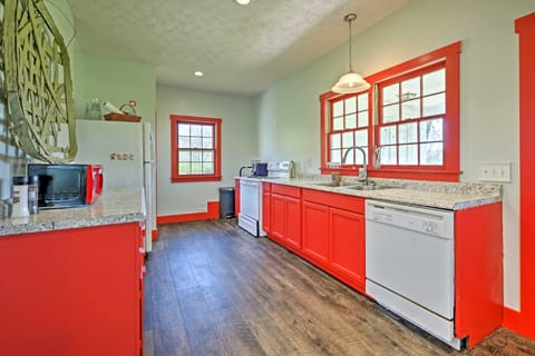 Renovated KY Farmhouse Retreat w/ Pasture Views! House in Kentucky