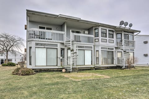 Condo w/ Balcony, Dock & Access to Lake Erie Apartment in Lake Erie