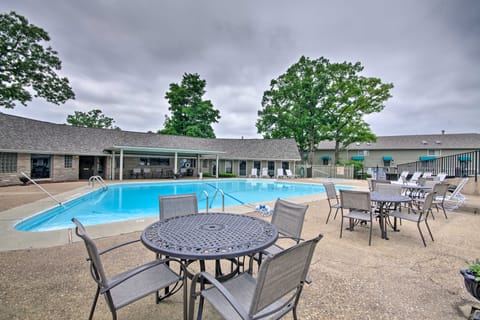 2 Mi to Margaritaville! Lake-View Retreat w/ Pool Apartment in Lake of the Ozarks