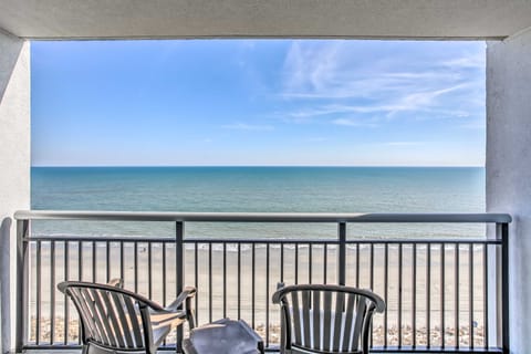Beachfront Condo in Myrtle Beach w/ Pool Access Apartment in Myrtle Beach