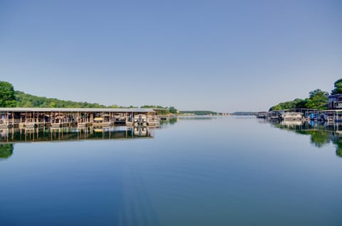 Pool & Lake Access! 3rd-Floor Osage Beach Retreat Apartment in Osage Beach