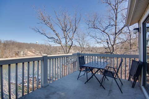 Pool & Lake Access! 3rd-Floor Osage Beach Retreat Apartment in Osage Beach