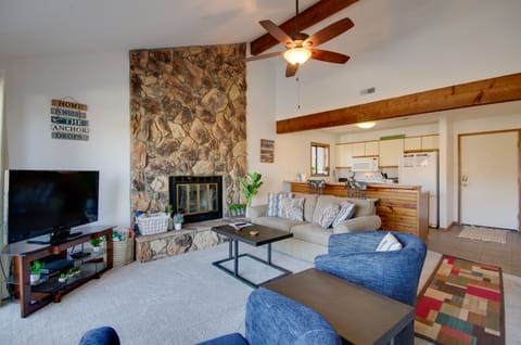 Pool & Lake Access! 3rd-Floor Osage Beach Retreat Apartment in Osage Beach