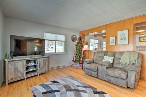 Cozy Postville Retreat w/ Fireplaces & Yard! House in Iowa