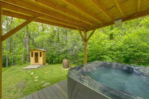 Hot Tub, Fire Pit: Waynesville Getaway Near Hiking House in East Fork