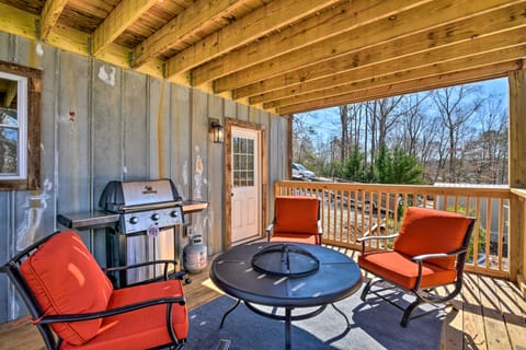 Pet-Friendly Fair Play Getaway w/ Boat Dock! House in Lake Hartwell