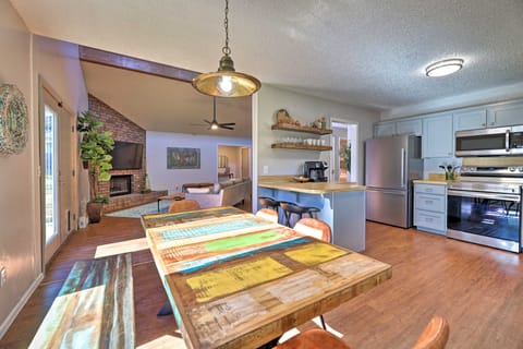 Modern Fayetteville Home < 1 Mi to U of A! House in Fayetteville