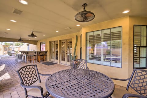 11 Mi to Phoenix: Group Escape w/ Patio & Bar! House in Tempe