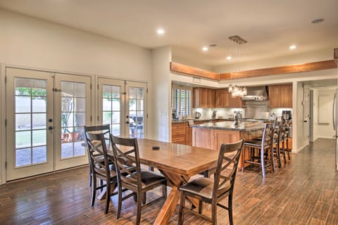 11 Mi to Phoenix: Group Escape w/ Patio & Bar! House in Tempe