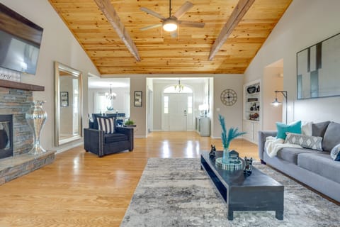 Remodeled Family Home ~ 2 Mi to Lake Lanier! House in Buford